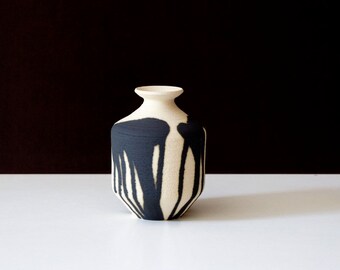 Vase céramique en grès blanc écru sans émail avec décor noir mat. Hauteur 17 cm. Col étroit.