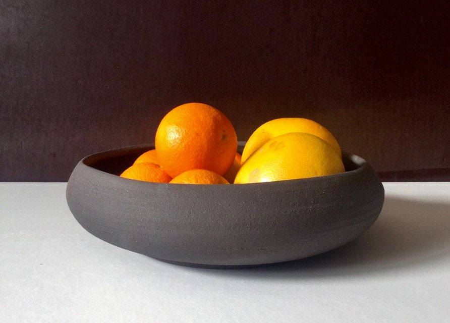 Saladier Bas et Large en Céramique Noire. Ø 29 cm./ 11.4 Grès Noir Chamotté. Coupe à Fruits. Plat de