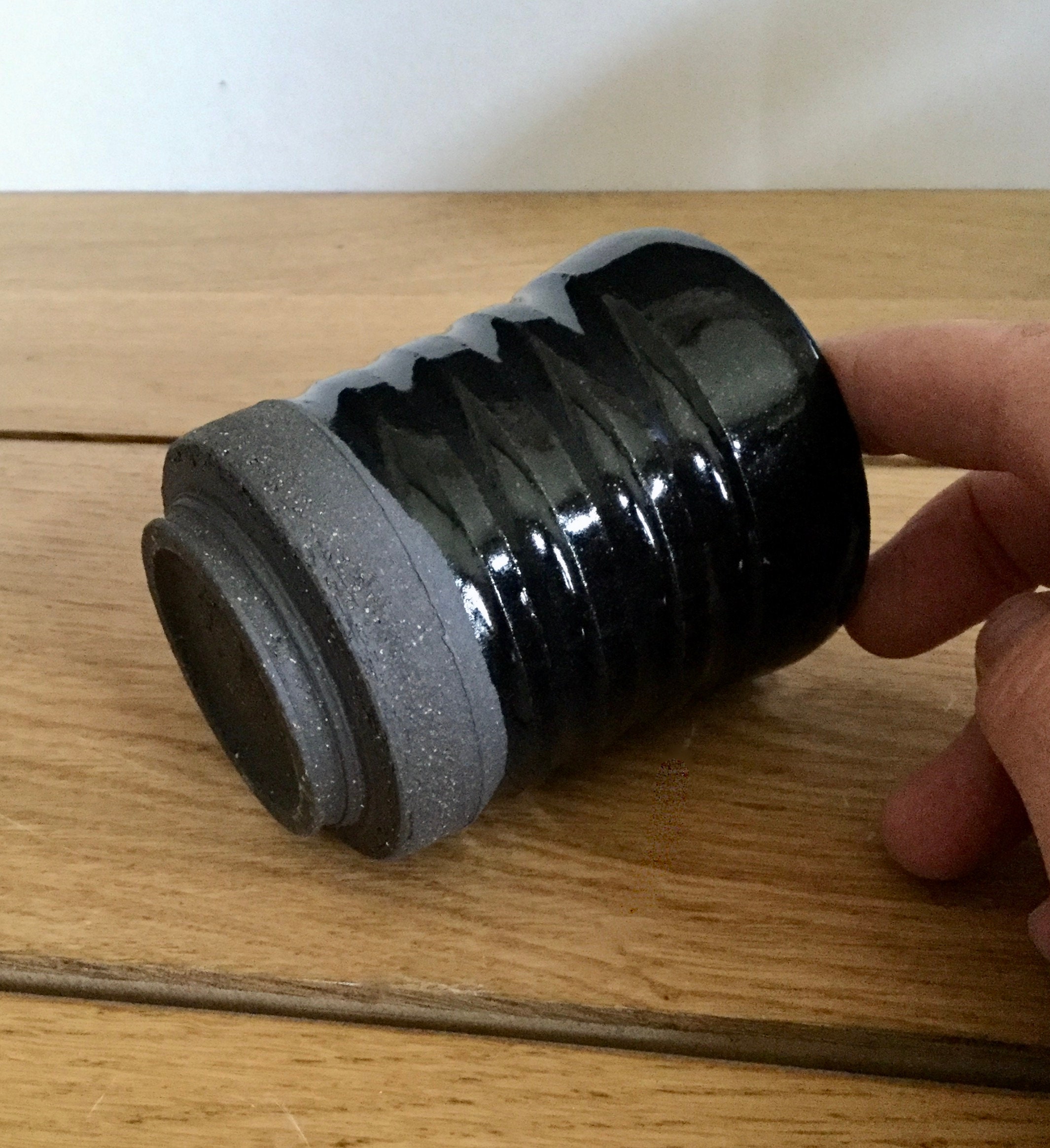 Tasse Céramique. Petite Tasse Droite Cannelée. Gobelet, Chope Poterie. Tasse Émail Noir. Grès Tourné