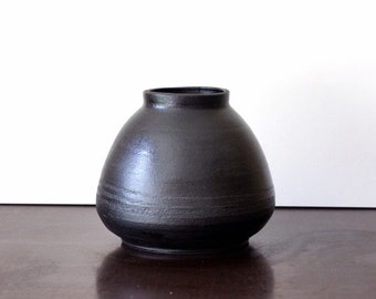Black vase, black enameled. H.21 cm x 23 cm. Ceramic vase.