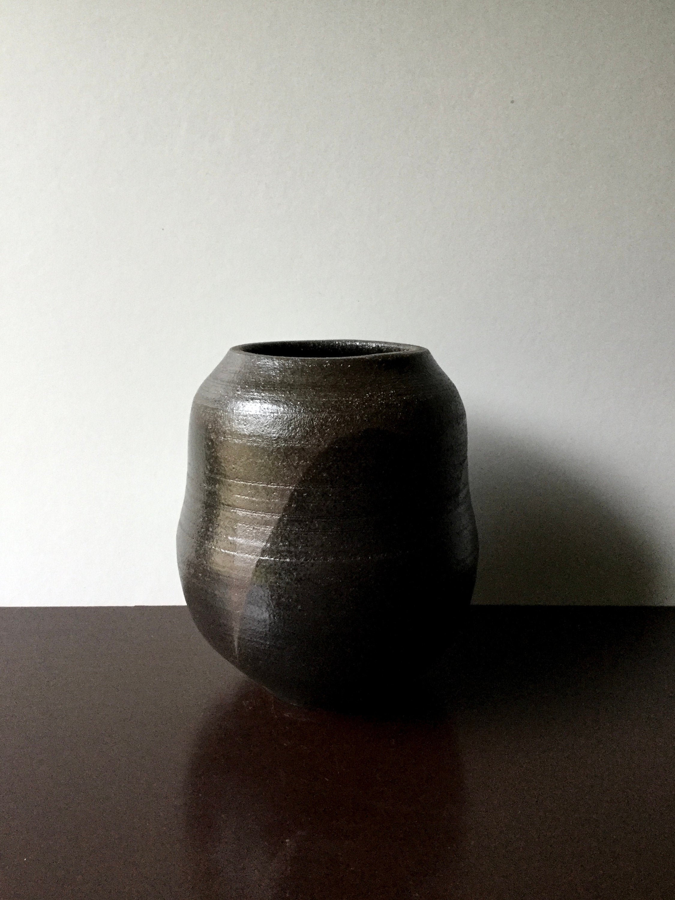 Vase Grès Noir et Brun. Vase Céramique. H.18 cm.