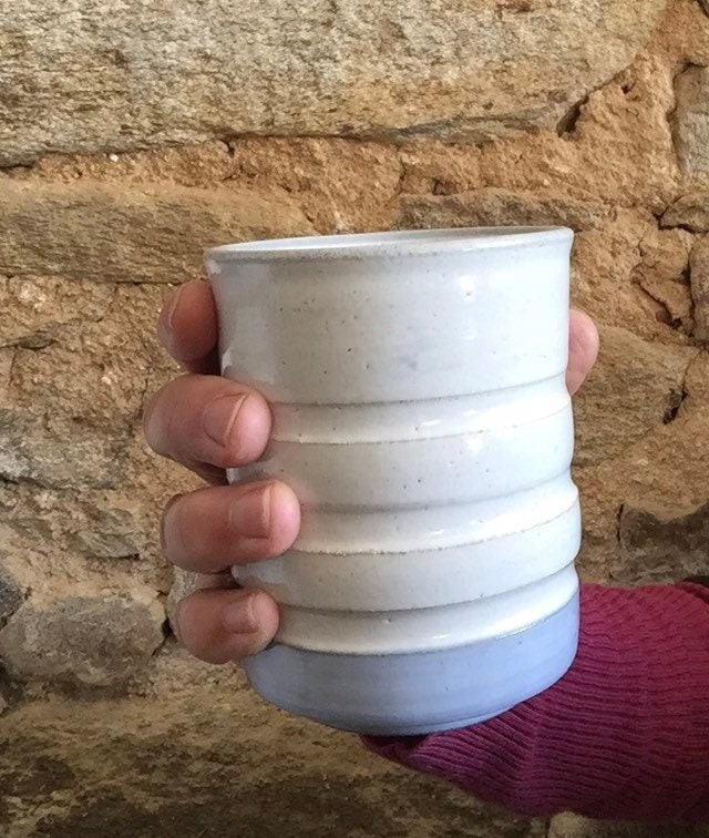 Tasse Céramique. Tasse Droite Cannelée. Gobelet, Chope Poterie. Émail Én Grès Émaillé Blanc . Vaisse