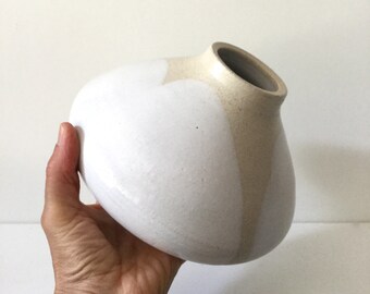 Ecru white vase, matte cover, white satin decor. Ceramic vase. White sandstone vase. Pottery vase 13 cm. White slime.