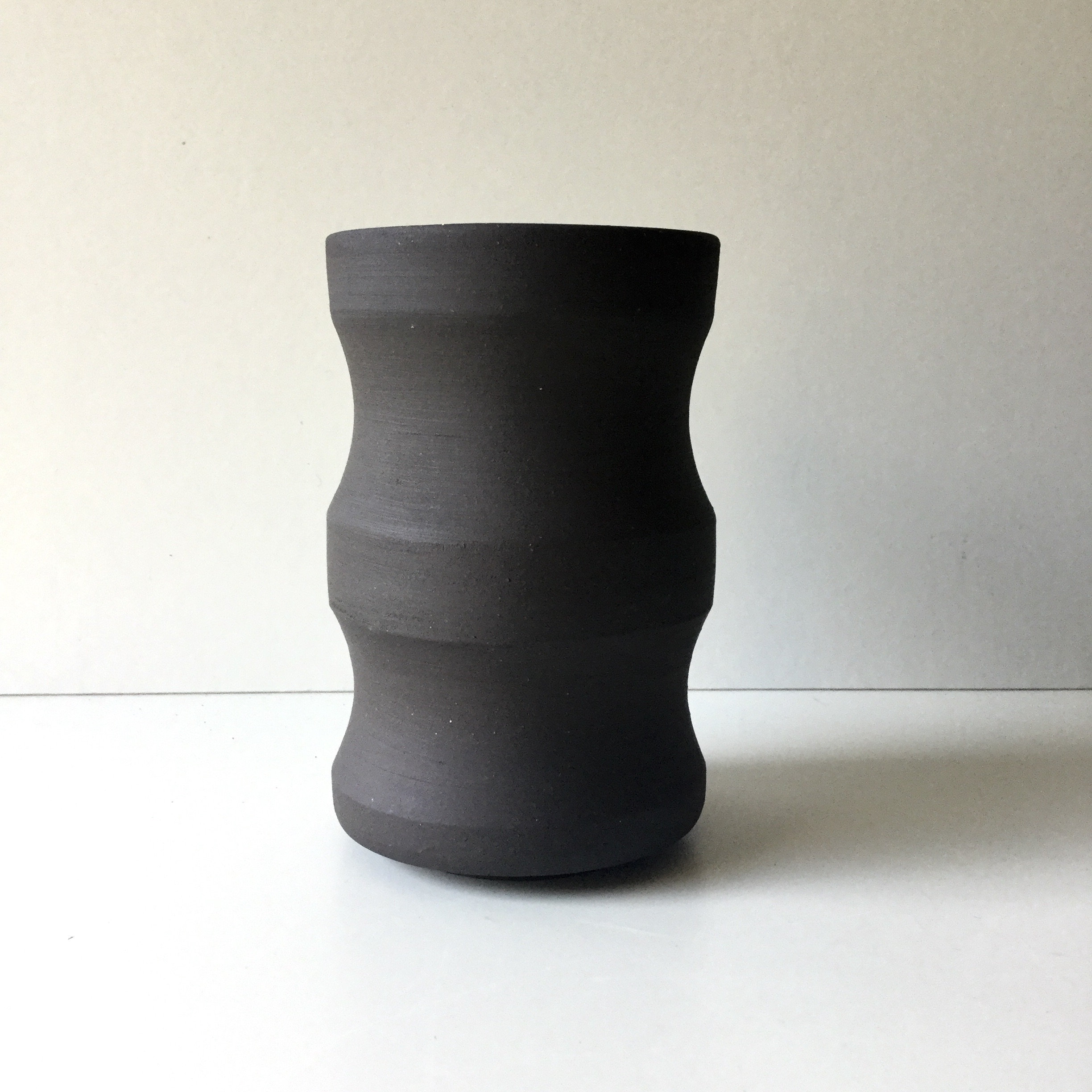 Vase Brun - Noir, Argile Mate. Vase Céramique. en Grès Noir. Poterie 14 cm. Noir Mat.