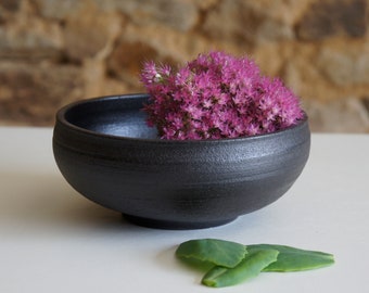 Black dish ø 18 cm. Bowl. Soup bowl. Salad bowl turned in black stoneware, raw texture. Ceramic dish, serving dish, crockery.