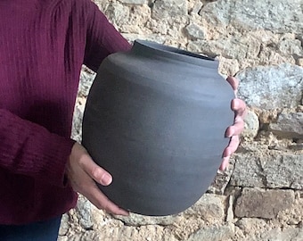 Ceramic vase, 28x26cm, raw black stoneware. High stoneware vase. Raw finish vase.
