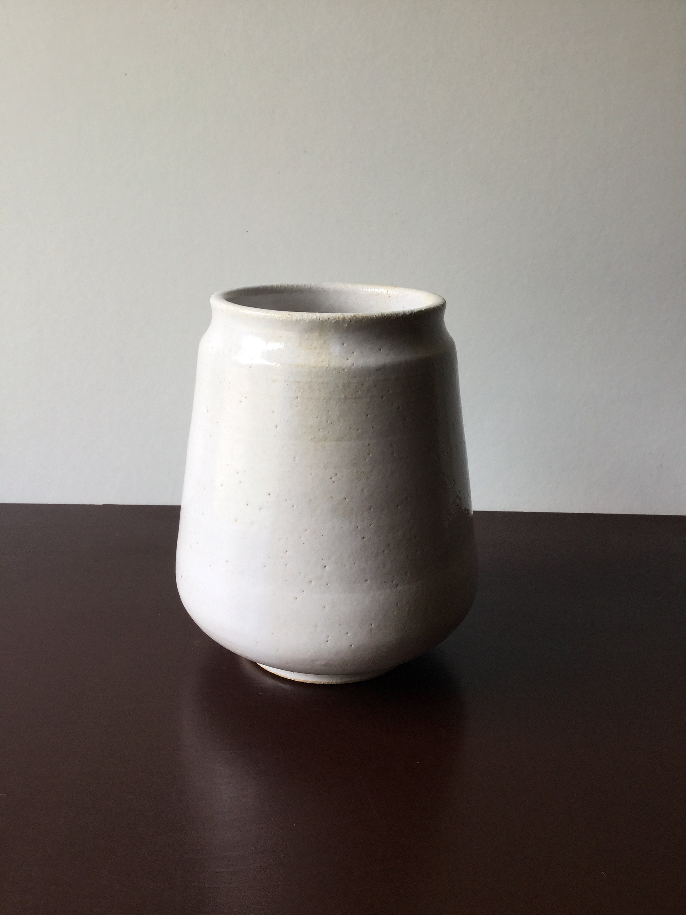 Vase Céramique. Vase en Grès Émaillé Blanc. H.15 cm. Poterie. Blanc.