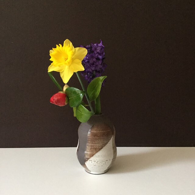 Soliflore. Vase Grès Noir, Émail Blanc et Brun. Céramique. en Grès. Poterie 14 cm. Double Gourde.