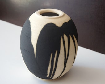 Vase grès blanc et décor noir. Vase en céramique forme ovoïde. Vase h.23  cm.