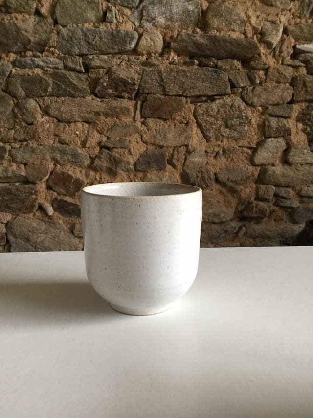 Tasse en Grès Émaillé Blanc. Tasse Droite sur Fond Arrondi. Gobelet Sans Anse. Verre. Mug Poterie Fa