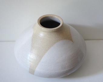 Vase blanc écru, couverte mate, décor blanc satin . Vase céramique. Vase en grès blanc. Vase poterie 13 cm. Vase blanc.