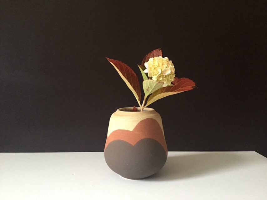 Vase Grès Sable, Décor d'engobe Ocre-Rouge et Brun, Argile Mate. Vase Céramique. en Grès. Poterie 16