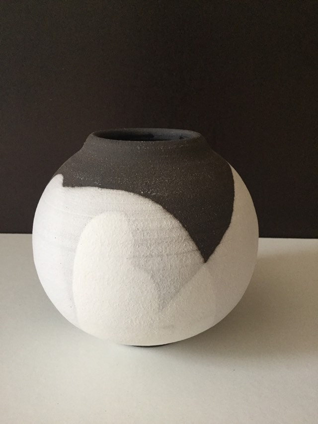 Vase Céramique. Vase Grès Noir et Décor Blanc. Vase. Boule.