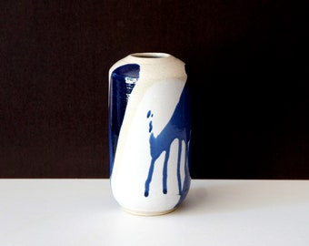 Vase en grès blanc à décor bleu et blanc. Vase droit en céramique. Vase h.19,5 cm. Vase grès.