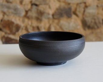 Black bowl ø 18 cm. Soup bowl. Salad bowl turned in black stoneware, raw texture. Ceramic dish, serving dish, tableware.