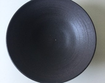 Black plate in sandstone 25.5 cm. Flared ceramic dish. Salad bowl, fruit cup. Dishes and decoration. Open cup turned hand.