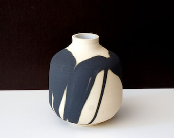 White sandstone vase and black decoration. Ceramic vase, wide belly and narrow neck going up. Vase h.19,5 cm. Sandstone vase.