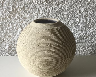 Ball vase in off-white sandstone, matte clay. Ceramic vase. White sandstone vase. Pottery vase 16 cm. Matt white vase. Ball vase with relief.