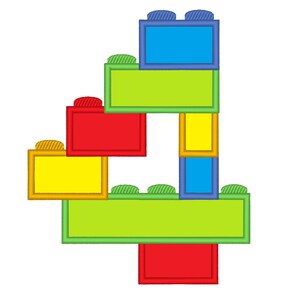 Puede incluir: Una pila de bloques de construcción de juguete de colores en forma del número cuatro. Los bloques son verdes, amarillos, rojos y azules.
