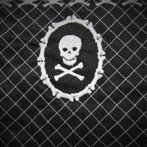 Tête de mort de forme ovale avec os croisés, motifs de broderie machine au point de remplissage silhouette, assortiment de tailles, os de tête de mort, portrait d&#39;Halloween Calavera