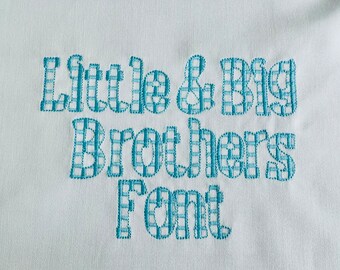 Pode incluir: Uma fonte quadriculada azul e branca que diz "Little & Big Brothers Font".