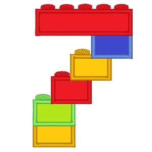 Puede incluir: Un número siete hecho de bloques de construcción de juguete de colores. Los bloques están apilados uno encima del otro para formar el número. Los bloques son rojos, azules, amarillos y verdes.