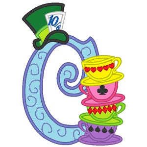 Chapeleiro Maluco Alice no País das Maravilhas chá pilha de xícaras monograma letra C festa de aniversário aplique alfabeto máquina de bordado desenhos