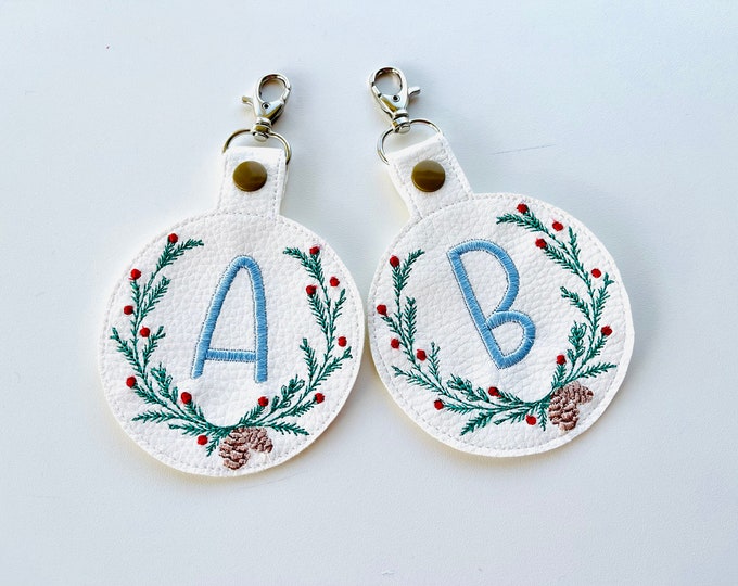 Keychain simple primitive 3.5" circle key fob snap tab Christmas Wreath & monogram font alphabet A-Z machine embroidery designs ITH project