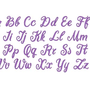Op de afbeelding: Paarse cursieve alfabetletters van A tot Z. Elke letter wordt in kleine letters weergegeven.