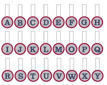 Puede incluir: Un conjunto de 26 círculos de letras del alfabeto con un borde rojo y un fondo gris. Cada letra está en azul.