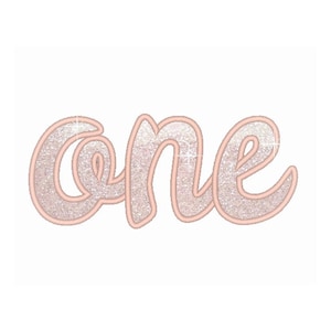 Puede incluir: La palabra "one" en escritura cursiva, con un contorno rosa claro y un relleno brillante rosa claro. El diseño está sobre un fondo blanco. El brillo da un efecto brillante a la palabra.