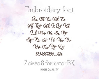 Op de afbeelding: Borduurlettertype alfabet in bruine cursieve schrift met hoofdletters en kleine letters, cijfers en leestekens. De tekst eronder luidt "7 maten 8 formaten +BX HOGE KWALITEIT".