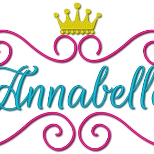 Op de afbeelding: Een decoratief ontwerp met de naam "Annabelle" in turquoise script, omlijst door roze krullen en bekroond met een gouden kroon. Het ontwerp is waarschijnlijk bedoeld voor een gepersonaliseerd item, zoals een sticker of borduursel.