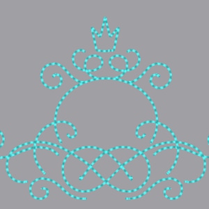 Könnte beinhalten: Ein türkisblaues Dekormuster mit einer Krone oben und einer Reihe von Wirbeln und Schleifen. Das Design erinnert an ein königliches Wappen.