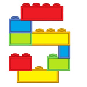 Puede incluir: Un conjunto de bloques de construcción de colores con forma de número 5. Los bloques son rojos, azules, verdes y amarillos.