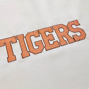 Sport Sportlich Leichtstich Stickschrift Block Typ College Garn Maschinenstickdesign 3, 5, 9, 10, 12, 10, 12, 11, 11, 11, 12, 13, 12, 13, 16, 16, 16 und 18 cm Grösse, 3,2,3,10,5,5 cm Monogramm