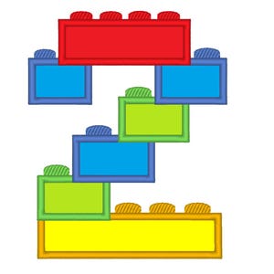 Puede incluir: Un número dos hecho de bloques de construcción de juguete de colores. Los bloques son rojo, azul, verde y amarillo.