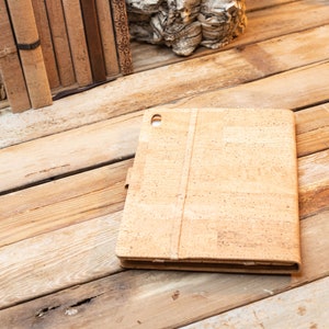 Funda personalizada de corcho para iPad Mini / Funda vegana para tablet / Funda sostenible para iPad / Funda de corcho hecha a mano para iPad Mini / Regalo tecnológico grabado imagen 5