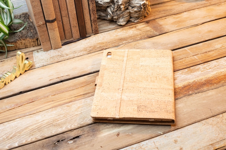 Funda personalizada de corcho para iPad Mini / Funda vegana para tablet / Funda sostenible para iPad / Funda de corcho hecha a mano para iPad Mini / Regalo tecnológico grabado imagen 5