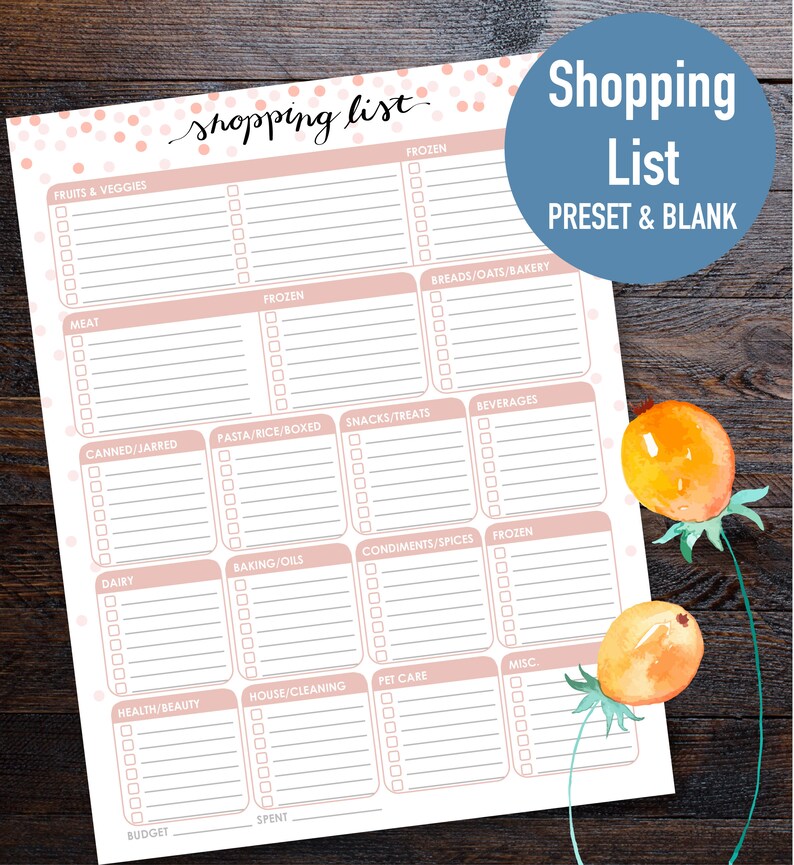 K&ouml;nnte beinhalten: Eine druckbare Einkaufsliste mit einem rosa-wei&szlig;en Polka-Dot-Hintergrund. Die Liste ist in Kategorien wie Obst & Gem&uuml;se, Fleisch, Tiefk&uuml;hlkost, Brot/Hafer/B&auml;ckerei, Konserven/Eingemachtes, Pasta/Reis/Verpackt, Snacks/Leckereien, Getr&auml;nke, Milchprodukte, Backen/&Ouml;le, Gew&uuml;rze/Gew&uuml;rze, Gesundheit/Sch&ouml;nheit, Haus/Reinigung, Tierpflege und Sonstiges unterteilt. Es gibt Platz zum Schreiben von Artikeln und zum Abhaken.