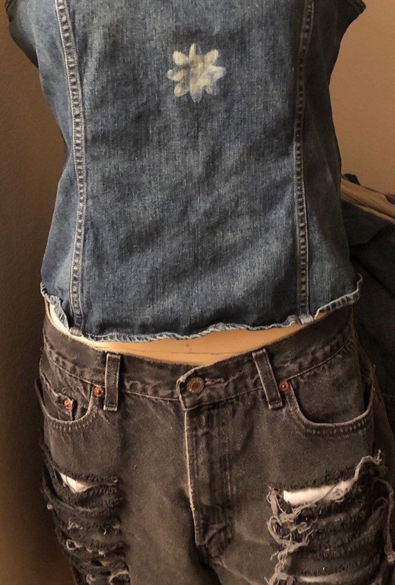 black distressed levi shorts