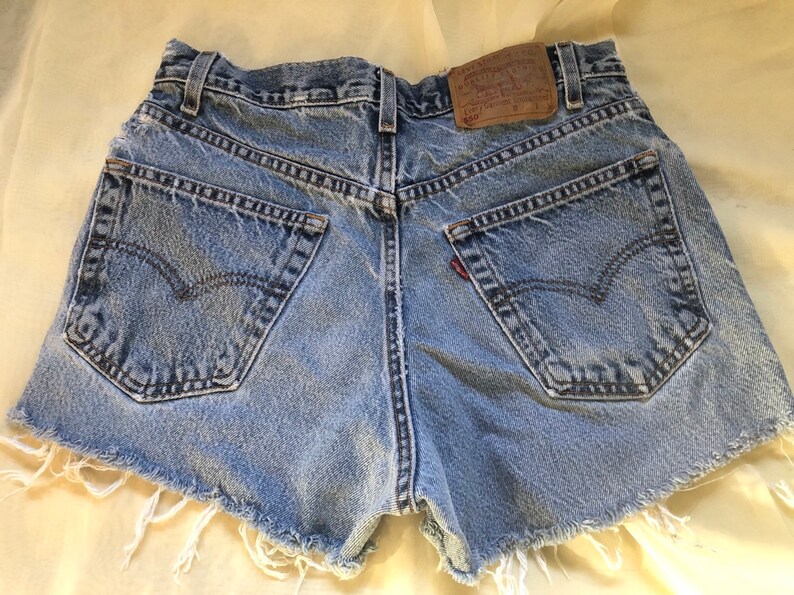 womens distressed levi shorts