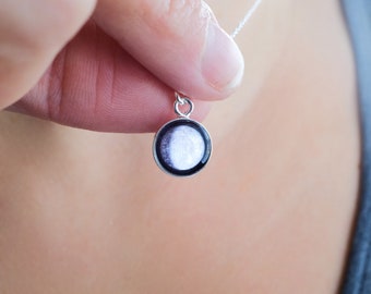 Collar de plata de ley con fases lunares: una joya personalizada con un significado especial.