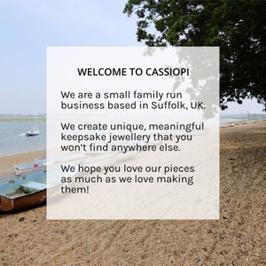 Puede incluir: Una superposici&oacute;n de texto sobre una foto de una playa con barcos en el agua. El texto dice: "WELCOME TO CASSIOPI We are a small family run business based in Suffolk, UK. We create unique, meaningful keepsake jewellery that you won't find anywhere else. We hope you love our pieces as much as we love making them!"