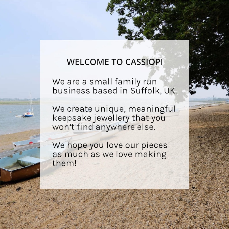 Puede incluir: Una superposici&oacute;n de texto sobre una foto de una playa con barcos en el agua. El texto dice: "WELCOME TO CASSIOPI We are a small family run business based in Suffolk, UK. We create unique, meaningful keepsake jewellery that you won't find anywhere else. We hope you love our pieces as much as we love making them!"