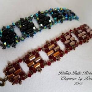 Könnte beinhalten: Zwei Perlenarmbänder mit einem quadratischen Muster. Das obere Armband hat blaue und schwarze Perlen, während das untere Armband rote und orange Perlen hat. Die Armbänder sind mit "Rullas Rule Bracelet Elegance by Renee 2018" beschriftet.