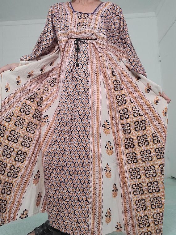 Vintage 70s Block Print Cotton Kaftan: Batwing Ma… - image 9