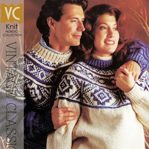 Peut inclure: Un couple portant des pulls en maille crème et bleu assortis avec un motif traditionnel scandinave en jacquard. Les pulls sont faits avec un fil de poids épais. Le texte "Vintage Classics" est imprimé verticalement sur le côté gauche de l'image.