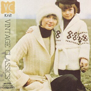 Peut inclure: Patron de tricot pour un cardigan blanc à col châle et un bonnet blanc assorti. Le patron est pour un cardigan mère et fille. Le texte "Vintage Classics" et "Mother Daughter Cardigan" est visible sur l'image.