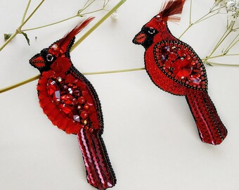 Red Cardinal bird brooch, Northern Cardinal beadwork embroidery accesories, Red Robin beaded jewelry, Holiday pin | Christmas symbol holly